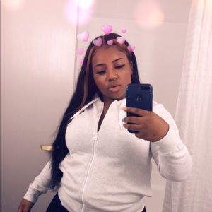 Meet your Posher, Akia